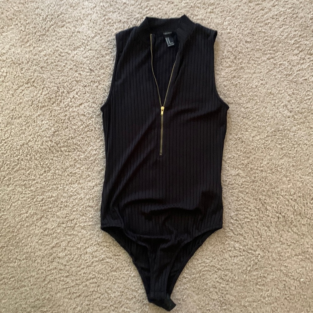 Black body suit. No sleeves. Gold zipper Forever 21